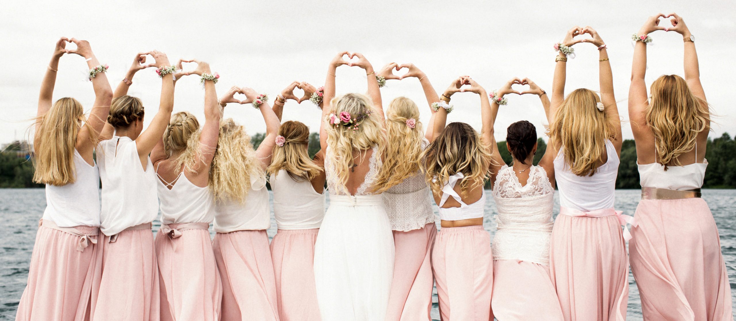 Braut umgeben von Brautjungfern von hinten