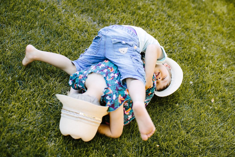 Familienfoto in Stadtlohn Kinder toben auf Rasen
