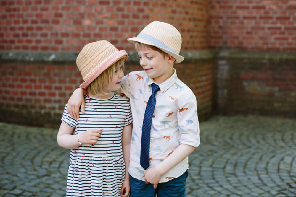 Geschwister in Stadtlohn mit Hüten schauen sich n