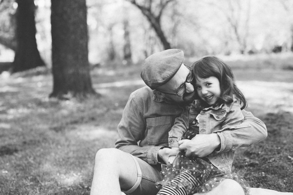 Vater mit Tochter im Schoß