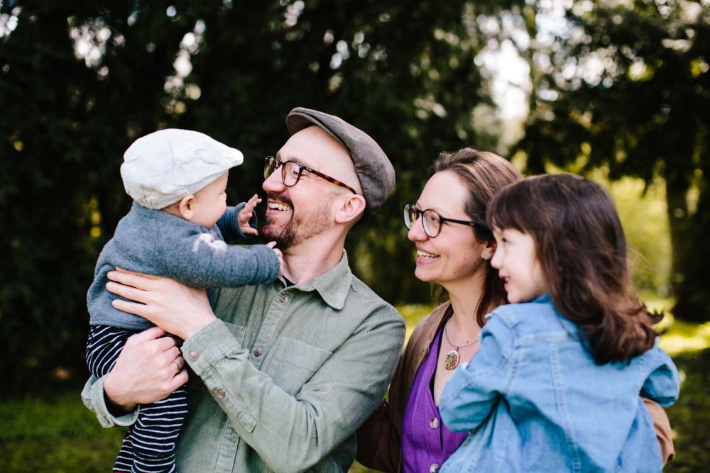 Eltern und zwei Kinder im Wald
