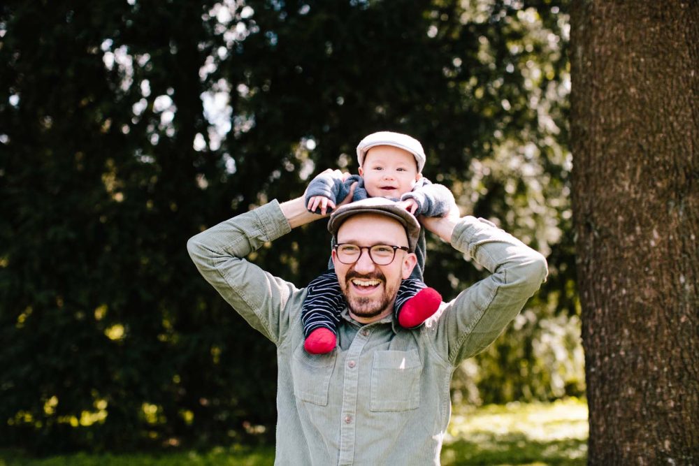 Vater mit kleinem Sohn auf den Schultern