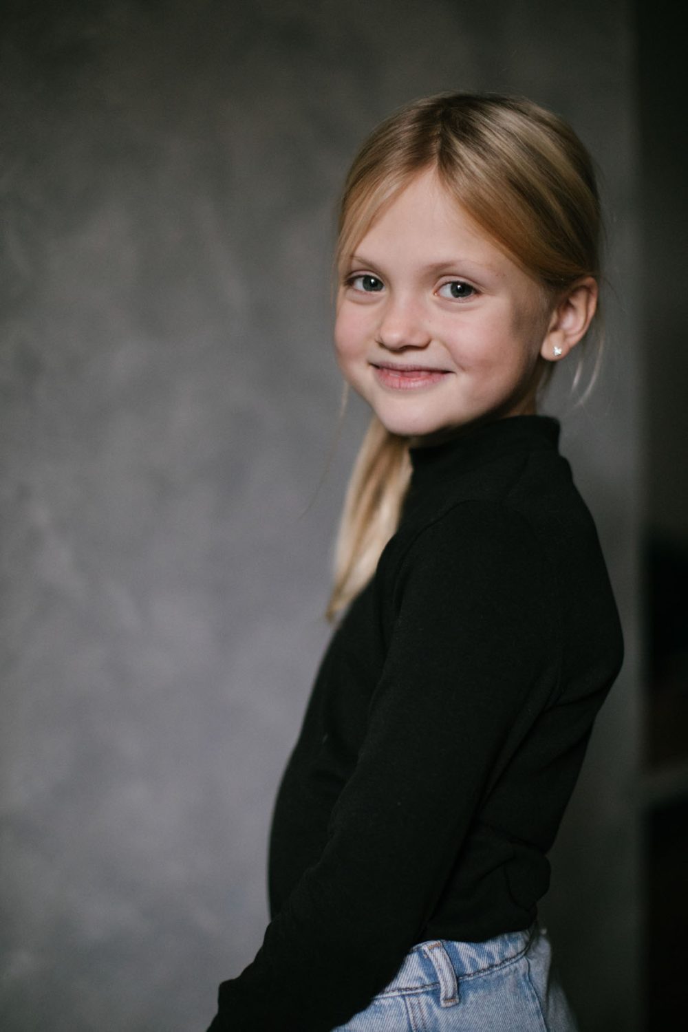 Blondes Mädchen im Portrait