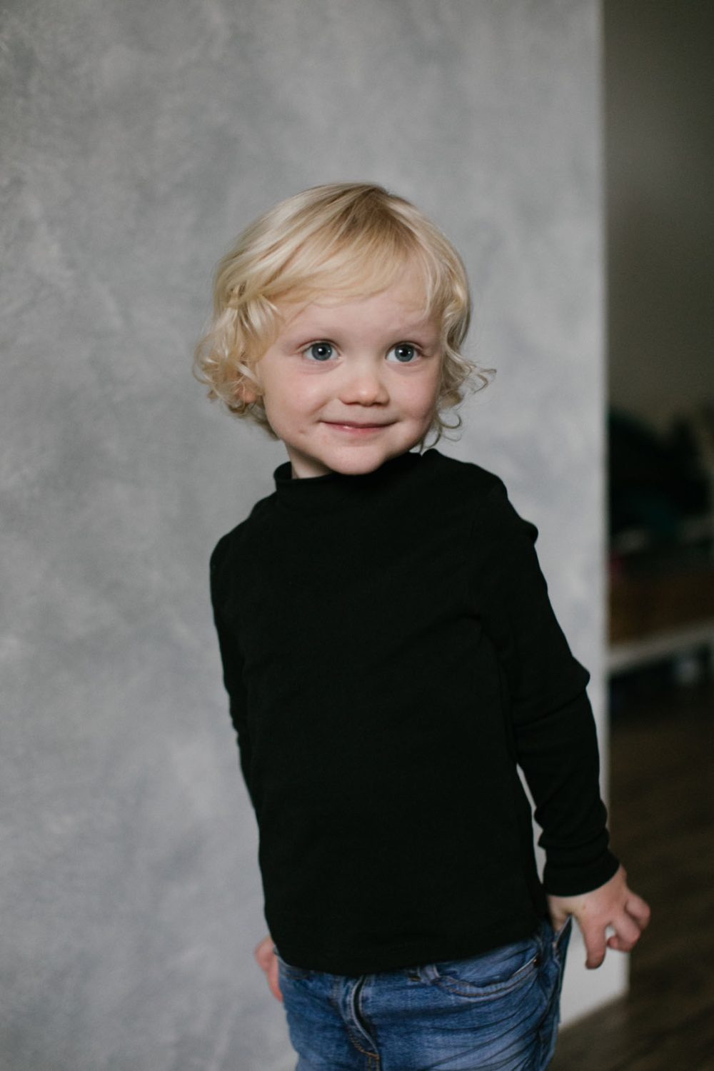 Portrait eines kleinen blonden Jungen