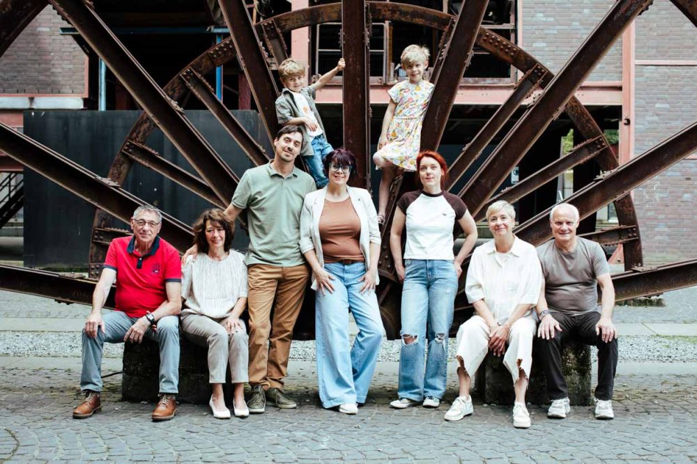 Familienfoto, Großeltern, Eltern und Enkel bei Fotoshootig auf Zeche Zollverein